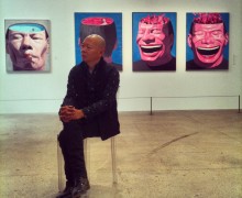 lartiste-Yue-Minjun-en-interview-devant-ses-toiles-de-rire