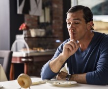 Antonio-Banderas-mache-Freedent-F