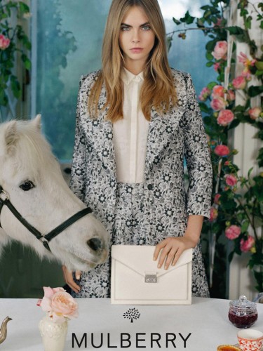 Cara-Delevingne-pour-Mulberry_exact780x1040_p-1