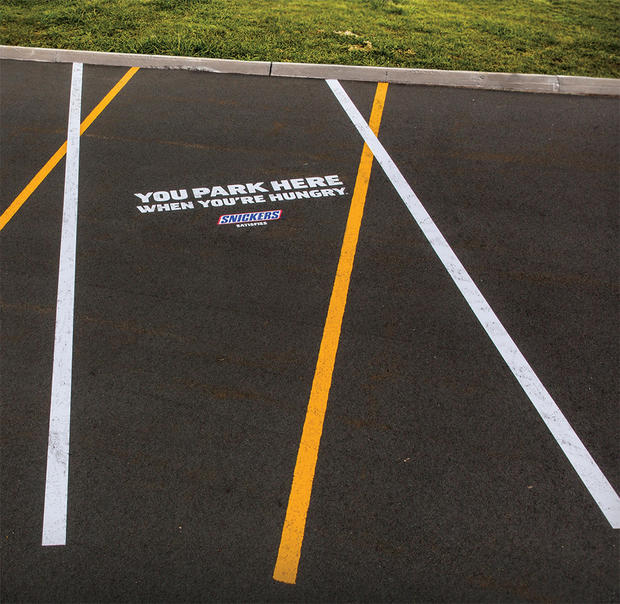 snickers-bbdo-usa-snickers-faim-vous-incite-vous-garer-travers_1