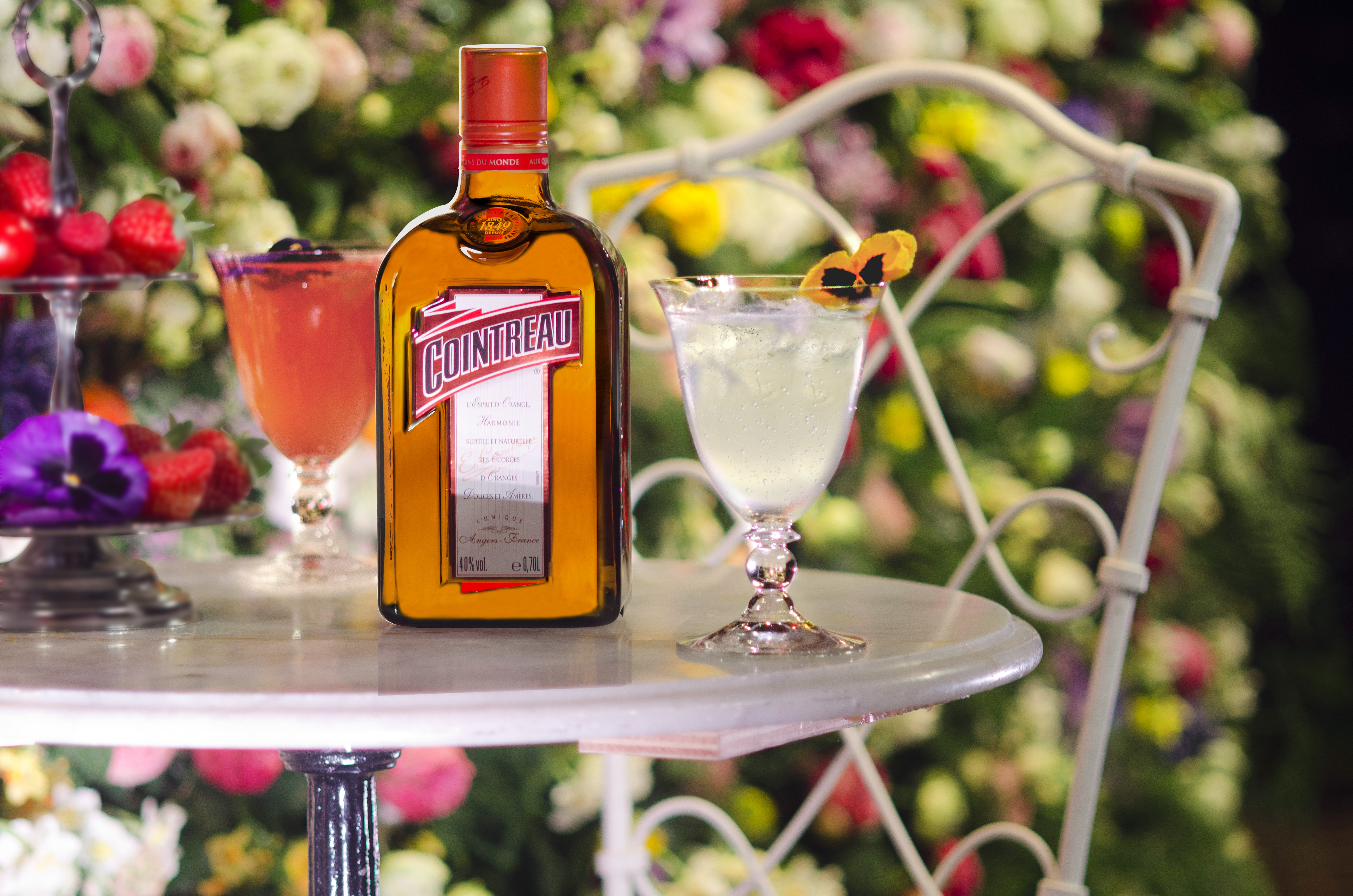cointreau-fizz-garden_lifestyle